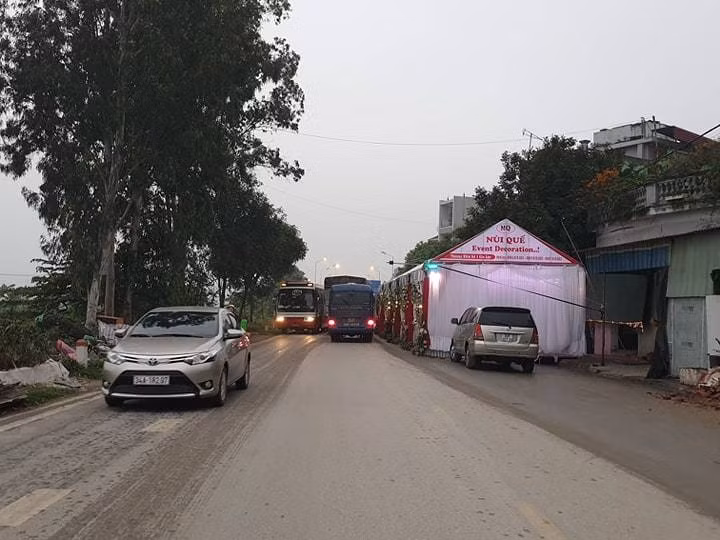 Rap cuoi chinh inh giua quoc lo, ngan xe vun vut lao qua-Hinh-5