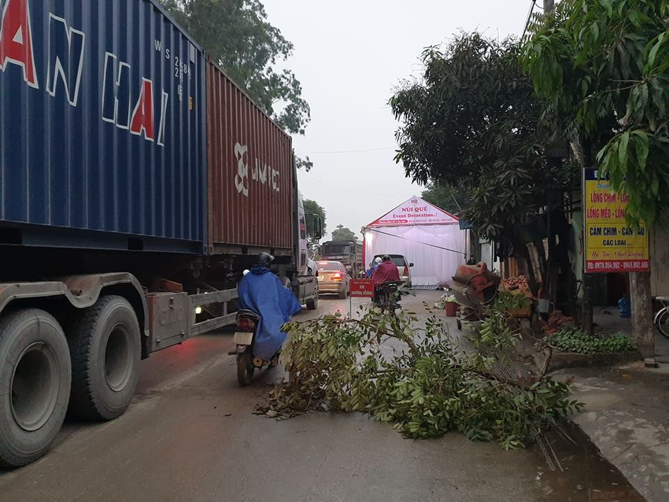 Rap cuoi chinh inh giua quoc lo, ngan xe vun vut lao qua-Hinh-3