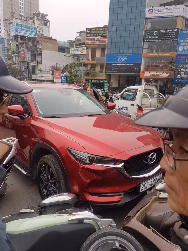 Tại hiện trường, ít nhất 3 xe máy đã bị ô tô đâm trúng đổ ngã dọc đường. Một số nhân chứng khác cho biết, chiếc xe này còn va quệt phải một số xe máy khác nhưng sau khi bị ngã họ đã tự đứng dậy và rời đi.