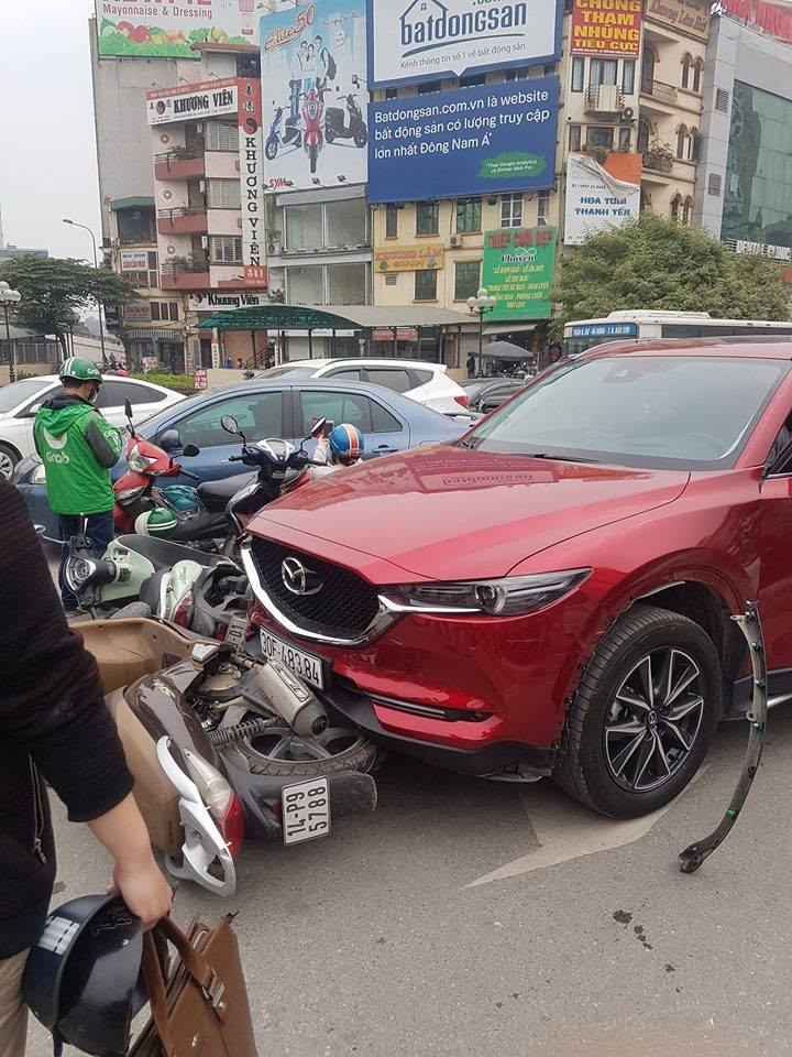 Tai nạn liên hoàn khiến đoạn đường ùn tắc nhẹ. Hiện cơ quan chức năng tiếp tục làm rõ.