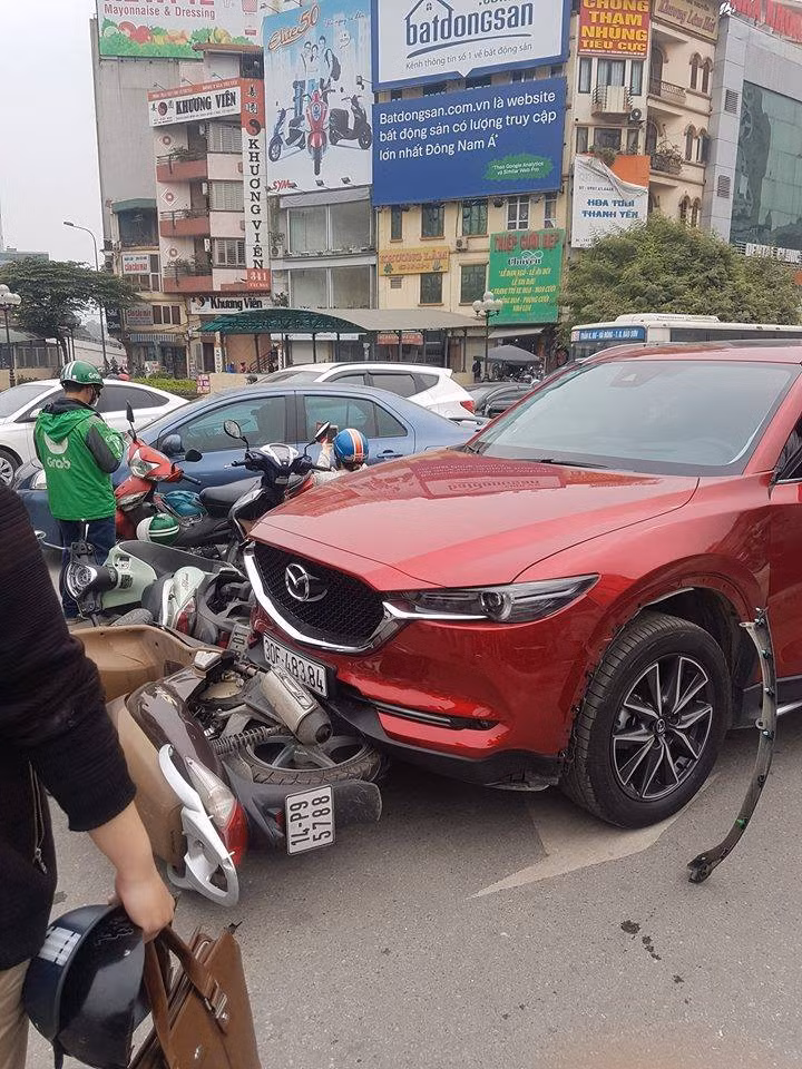 Tai nạn liên hoàn khiến đoạn đường ùn tắc nhẹ. Hiện cơ quan chức năng tiếp tục làm rõ.