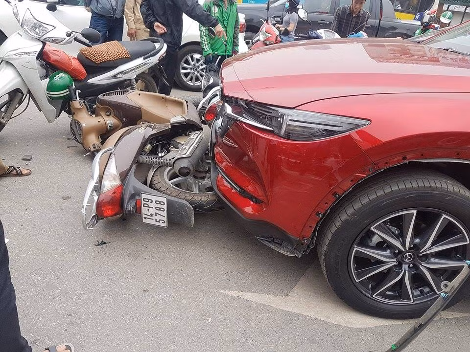 Thời điểm trên, người phụ nữ tên T.A (SN 1981, ở Hai Bà Trưng, Hà Nội) lái chiếc ô tô Mazda mang biển số 30F – 483.84 di chuyển theo hướng Trường Chinh đi Láng, nhưng đến khu vực Ngã Tư Sở đã đâm hàng loạt xe máy.