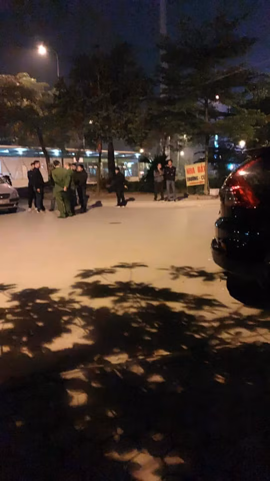 Cong an truy bat doi tuong no sung “thi uy” o Ha Noi