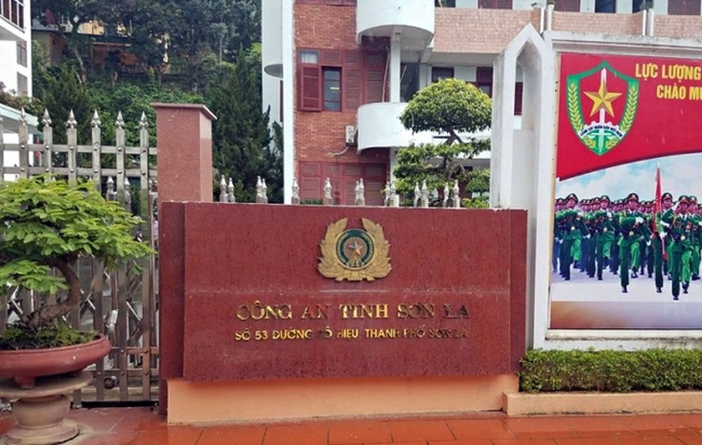 Tuoc danh hieu mot cong an trong vu gian lan diem thi o Son La