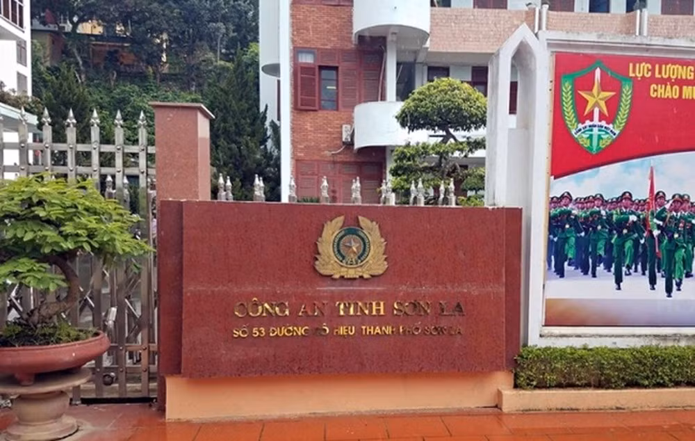 Tuoc danh hieu mot cong an trong vu gian lan diem thi o Son La