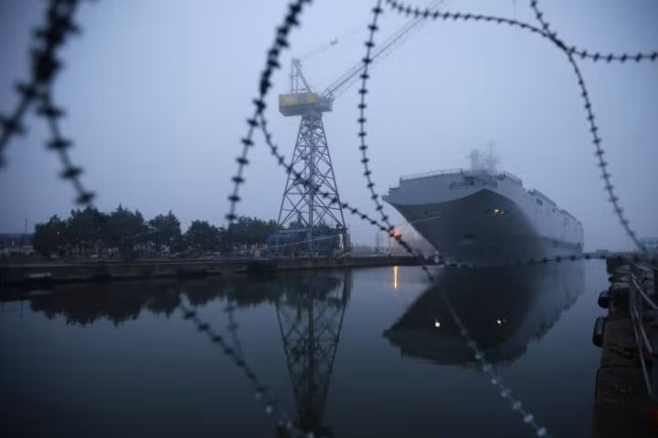 Tàu trực thăng lớp Mistral Vladivostok.