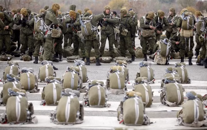 Lính nghĩa vụ Nga chuẩn bị lên máy bay để tham gia nhảy dù ở ngoại ô thành phố Stavropol.