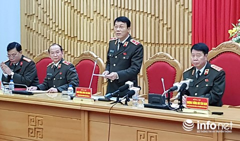 Thiếu tướng Lương Tam Quang (người đứng) vừa trao đổi với PV Báo Infonet về vụ việc.