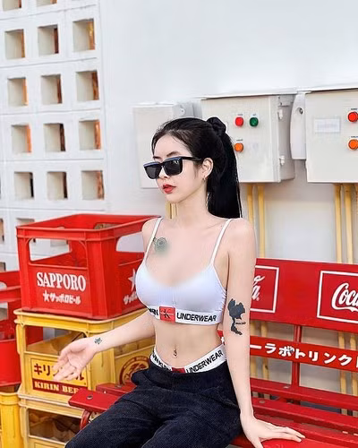 Cụ thể, Spy thường diện nội y hoặc cố tình để lộ nội y, thoải mái dạo phố, mua sắm.