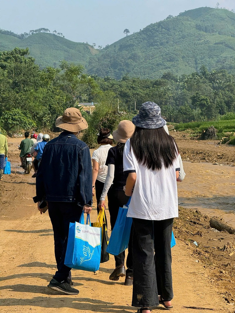 Đoàn viện trợ đã đến với thôn Làng Nủ (xã Phúc Khánh, huyện Bảo Yên) - nơi bị thiệt hại nặng nề nhất bởi mưa lũ. Làng hiện tan hoang, chỉ còn bùn đất, gần như bị san phẳng, chỉ còn vài nóc nhà trên núi cao.