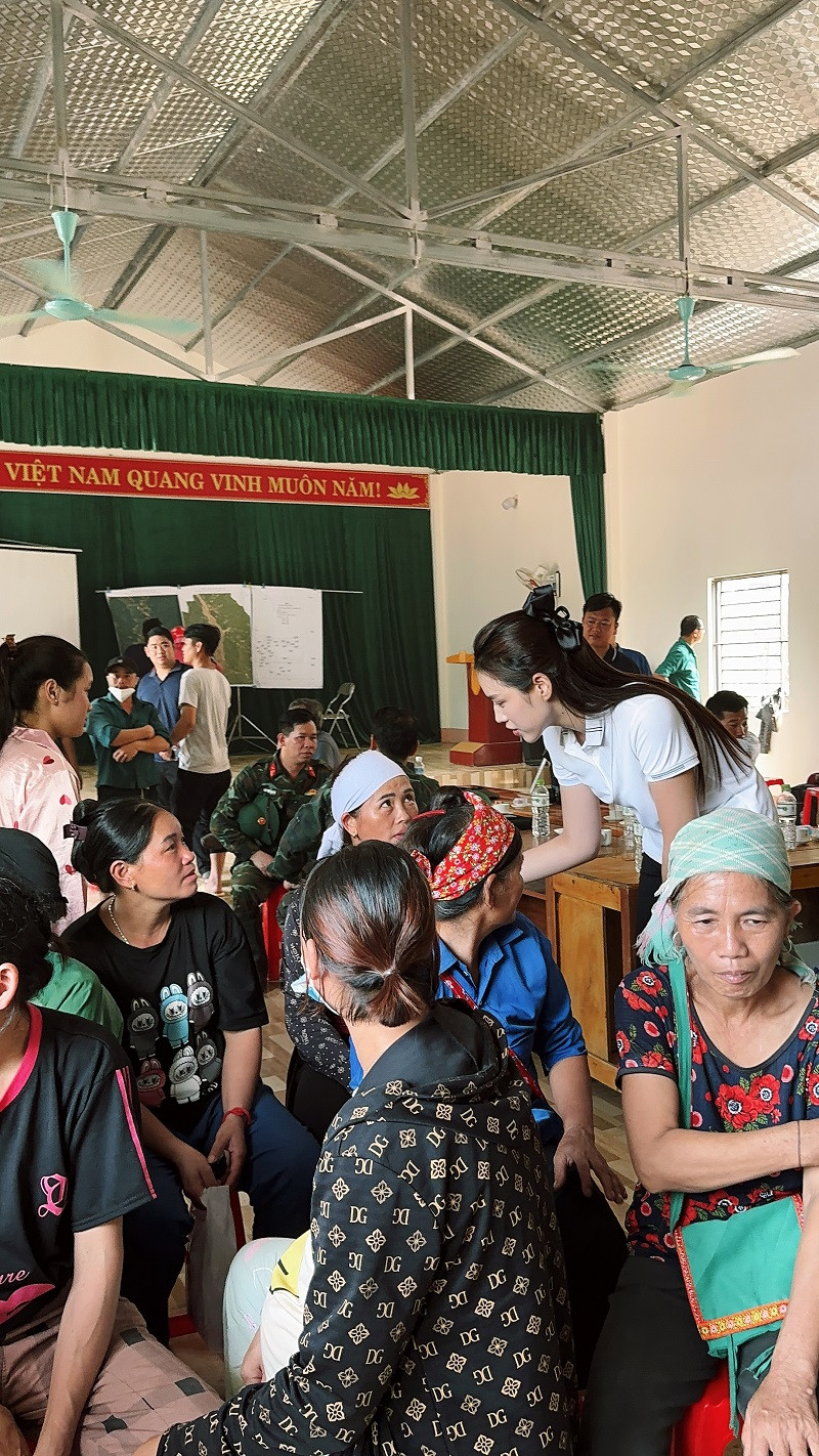Trước đó, ngày 13-14/9, Hoa hậu Đỗ Thị Hà đã gấp rút lên đường đến các tỉnh phía Bắc để hỗ trợ và động viên tinh thần bà con chịu thiệt hại sau cơn bão Yagi. Cô xót xa trước sự thất thần của người dân, nhiều gia đình mất trắng tài sản.