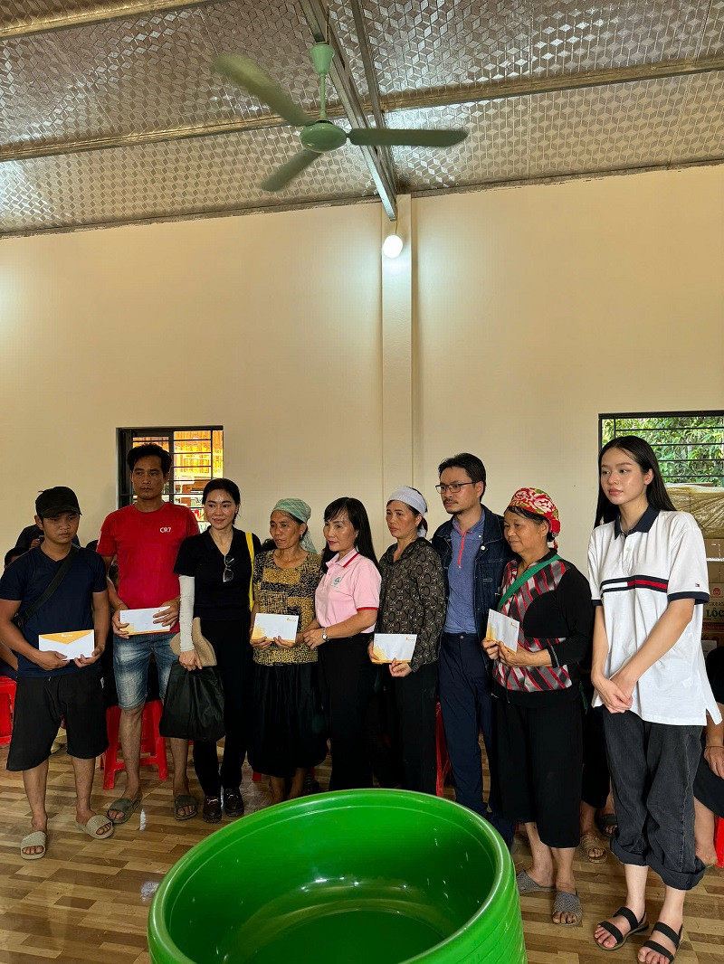 Đồng thời, CEO Phạm Kim Dung và đoàn từ thiện trao tặng từ 2-5 triệu đồng/hộ dân. Ngoài ra, đoàn từ thiện cũng hỏi thăm y bác sĩ, dân quân tự vệ đang trực tại Làng Nủ.