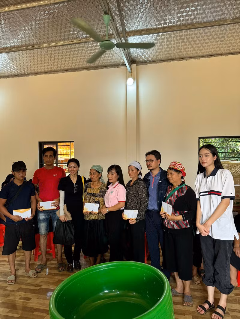 Đồng thời, CEO Phạm Kim Dung và đoàn từ thiện trao tặng từ 2-5 triệu đồng/hộ dân. Ngoài ra, đoàn từ thiện cũng hỏi thăm y bác sĩ, dân quân tự vệ đang trực tại Làng Nủ.
