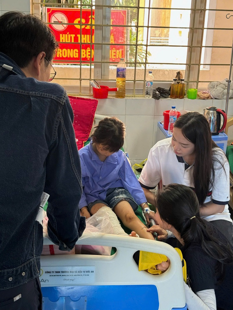 Khi đến tận nơi, đạo diễn Hoàng Nhật Nam thấy ấm áp khi nhìn thấy những dòng xe cứu trợ nối đuôi, vượt đèo đến từng nhà. “Đường sá bùn lầy khó di chuyển, nhiều nơi có nguy cơ sạt lở. Đó là lý do không có nhiều đoàn xe được phép vào tận nơi. Đường nhỏ hẹp chỉ đi được một làn xe, khi gặp xe đi ngược chiều phải đi lùi, tránh vào bụi bờ lún sâu. Có khi phải nhờ xe kéo, cả đoàn người phải cùng nhau đẩy xe. Nói mới thấy tình nghĩa ấm áp giữa người với người”, đạo diễn Hoàng Nhật Nam chia sẻ thêm.