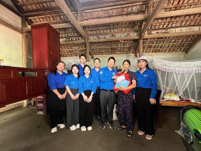 Nam vương Tuấn Ngọc cùng đoàn Đại học Kinh tế Quốc dân cũng đã có mặt tại Tuyên Quang để hỗ trợ và ủng hộ các gia đình gặp khó khăn. Nam vương Tuấn Ngọc cùng đoàn trường đã trao những phần quà ý nghĩa và động viên tinh thần cho các hộ gia đình có hoàn cảnh đặc biệt khó khăn tại các thôn Kim Xuyên, Cây Vạng…