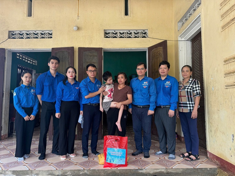 Ngoài trao những phần quà nhỏ hỗ trợ bà con, Nam vương Tuấn Ngọc cùng các thành viên trong đoàn trường phụ giúp người dân dọn dẹp, giải quyết hậu quả sau lũ. Mr World Vietnam 2024 mong những phần quà nhỏ này là một phần động viên tinh thần cho các hộ gia đình có hoàn cảnh đặc biệt khó khăn, sớm ổn định lại cuộc sống.