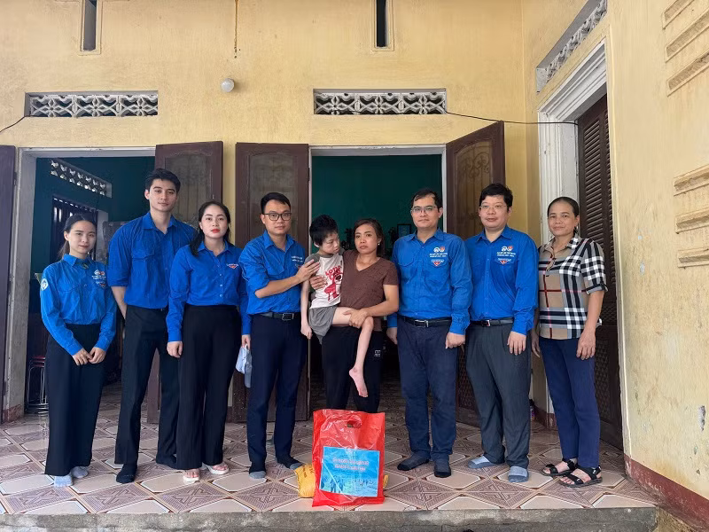 Ngoài trao những phần quà nhỏ hỗ trợ bà con, Nam vương Tuấn Ngọc cùng các thành viên trong đoàn trường phụ giúp người dân dọn dẹp, giải quyết hậu quả sau lũ. Mr World Vietnam 2024 mong những phần quà nhỏ này là một phần động viên tinh thần cho các hộ gia đình có hoàn cảnh đặc biệt khó khăn, sớm ổn định lại cuộc sống.