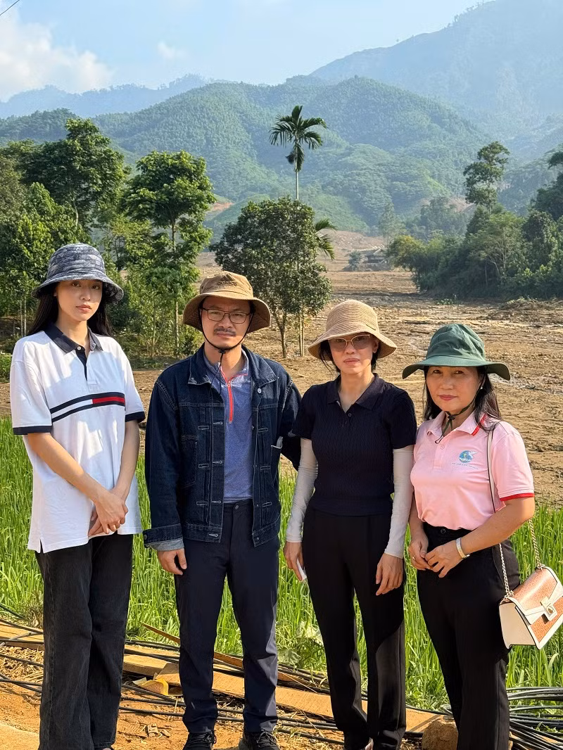 Ngày 15-16/9, Thạc sĩ, CEO Phạm Kim Dung, đạo diễn Hoàng Nhật Nam và Hoa hậu Thanh Thủy đã có chuyến thăm hỏi, sẻ chia với người dân chịu ảnh hưởng do bão lũ, sạt lở tại Lào Cai, nhất là thôn Làng Nủ.