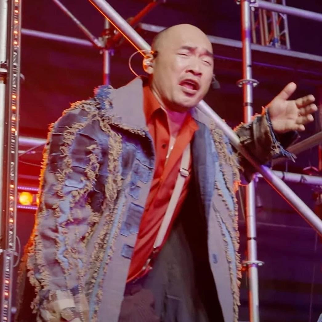 Trong cuộc trò chuyện cùng Kiều Minh Tuấn, nữ diễn viên hài hước: "Em không có cửa hát bằng chồng chị".