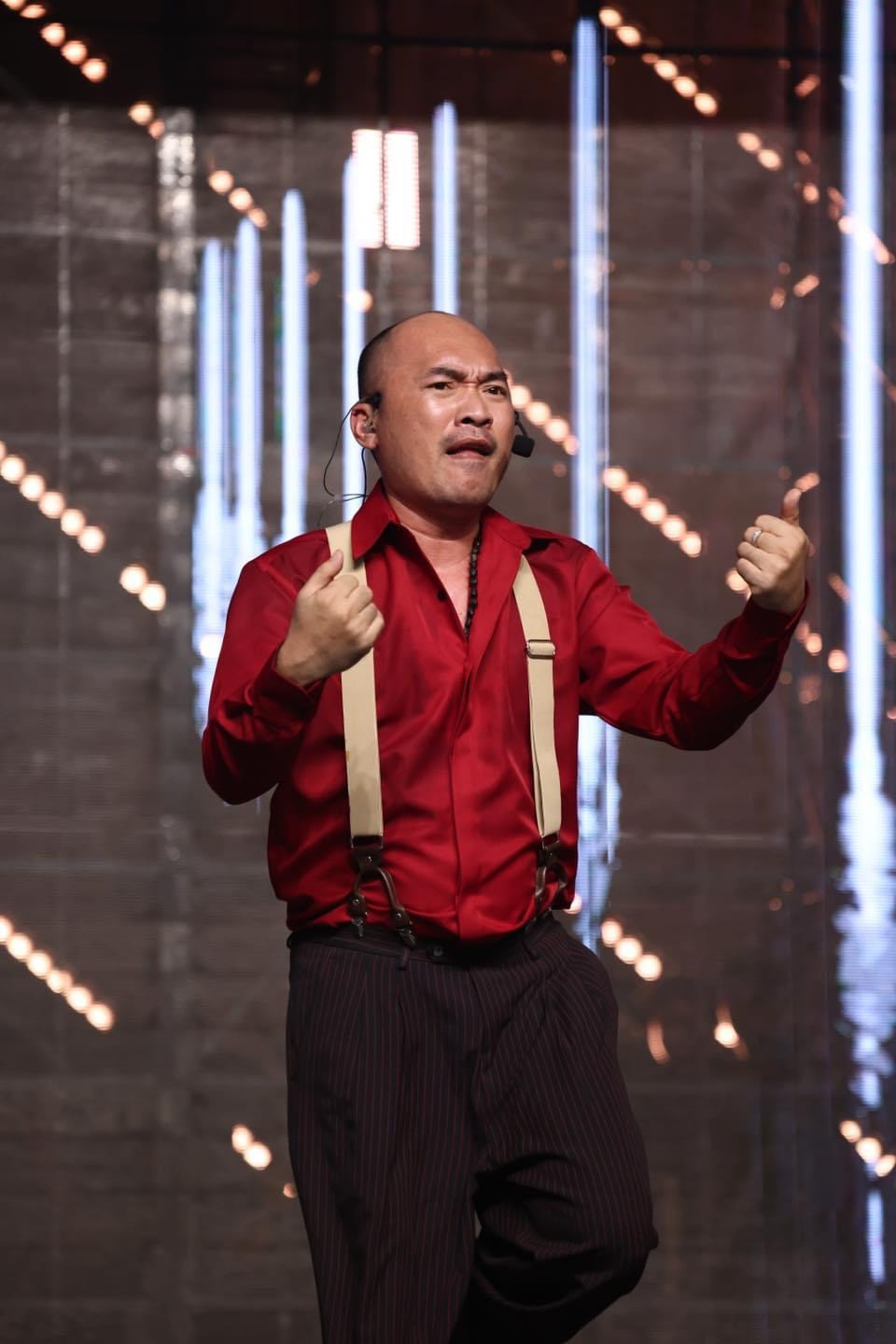 Trên mạng xã hội, nữ nghệ sĩ thường xuyên "dìm" chồng nhưng trong lòng luôn tự hào về Tiến Luật. Đoạn clip Thu Trang động viên chồng nhận được nhiều sự quan tâm của cộng đồng mạng.