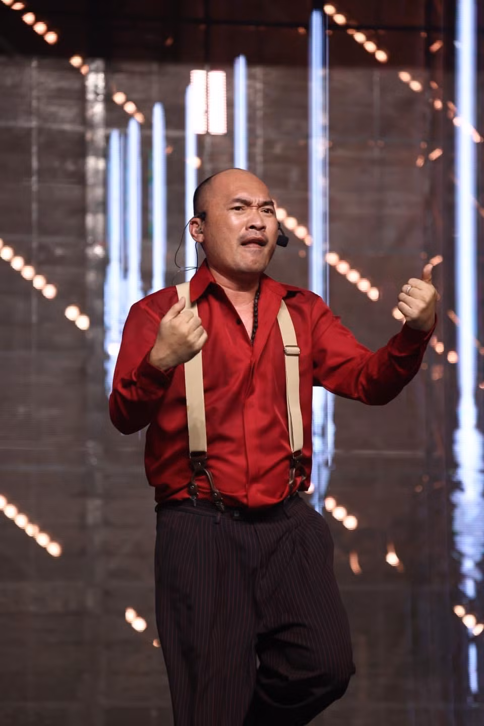 Trên mạng xã hội, nữ nghệ sĩ thường xuyên "dìm" chồng nhưng trong lòng luôn tự hào về Tiến Luật. Đoạn clip Thu Trang động viên chồng nhận được nhiều sự quan tâm của cộng đồng mạng.