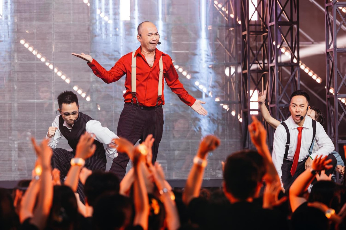 Trong tập 4 của chương trình "Anh trai vượt ngàn chông gai", Tiến Luật, Đinh Tiến Đạt và Rhymastic thể hiện liên khúc "Lột xác - Chuyện nhỏ". Ngoài hát và rap, diễn viên Tiến Luật còn gây chú ý với biểu cảm hài hước.