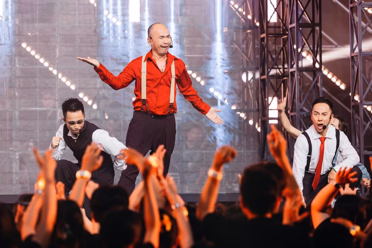 Trong tập 4 của chương trình "Anh trai vượt ngàn chông gai", Tiến Luật, Đinh Tiến Đạt và Rhymastic thể hiện liên khúc "Lột xác - Chuyện nhỏ". Ngoài hát và rap, diễn viên Tiến Luật còn gây chú ý với biểu cảm hài hước.