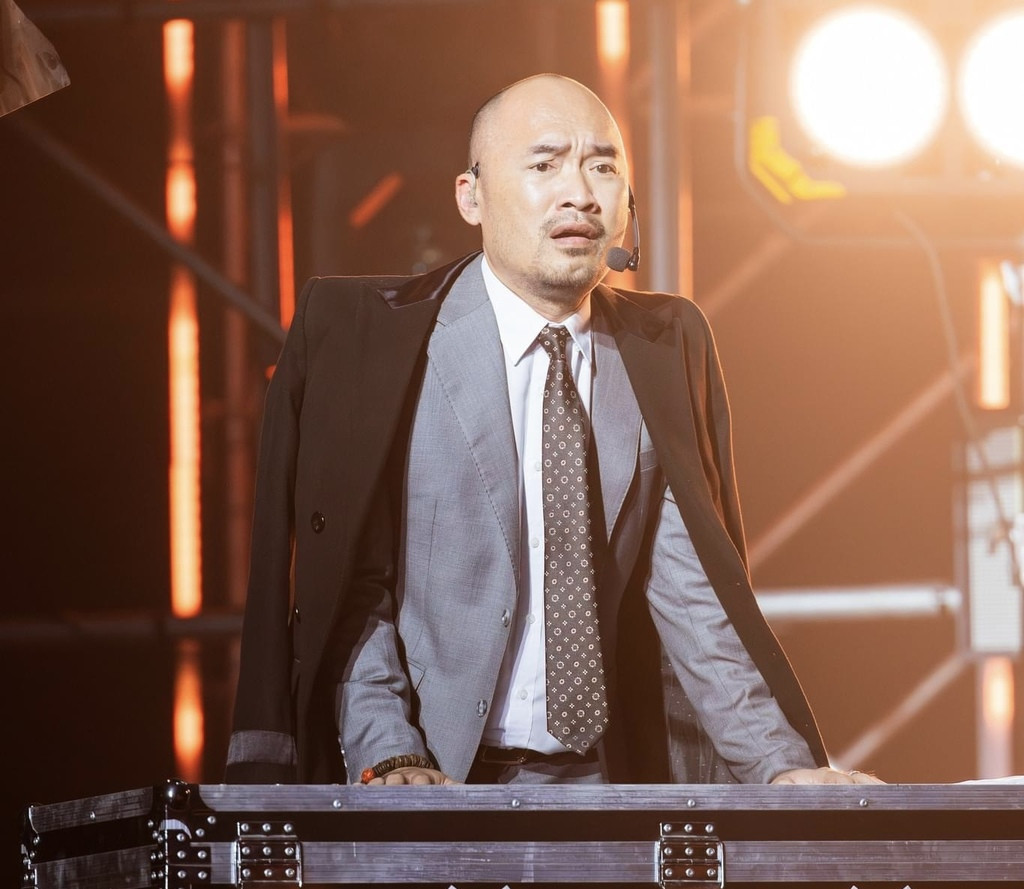 Trong tập 2 chương trình "Anh trai vượt ngàn chông gai", diễn viên Tiến Luật biểu diễn ca khúc "Tình em là đại dương". Hát nhạc buồn, anh xuất hiện với trang phục vest lịch lãm cùng gương mặt nghiêm túc.