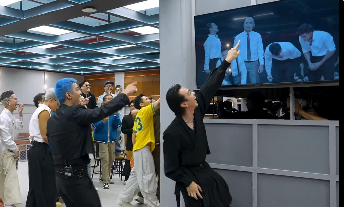 Các anh tài trong phòng chờ vừa xem nam diễn viên biểu diễn vừa bật cười phấn khích vì biểu cảm linh hoạt. "Lúc hỏi hát được không thì Soobin Hoàng Sơn nói được lắm anh trai. Giờ lướt mạng thấy tấm hình em cười là tôi hiểu", nam diễn viên viết.