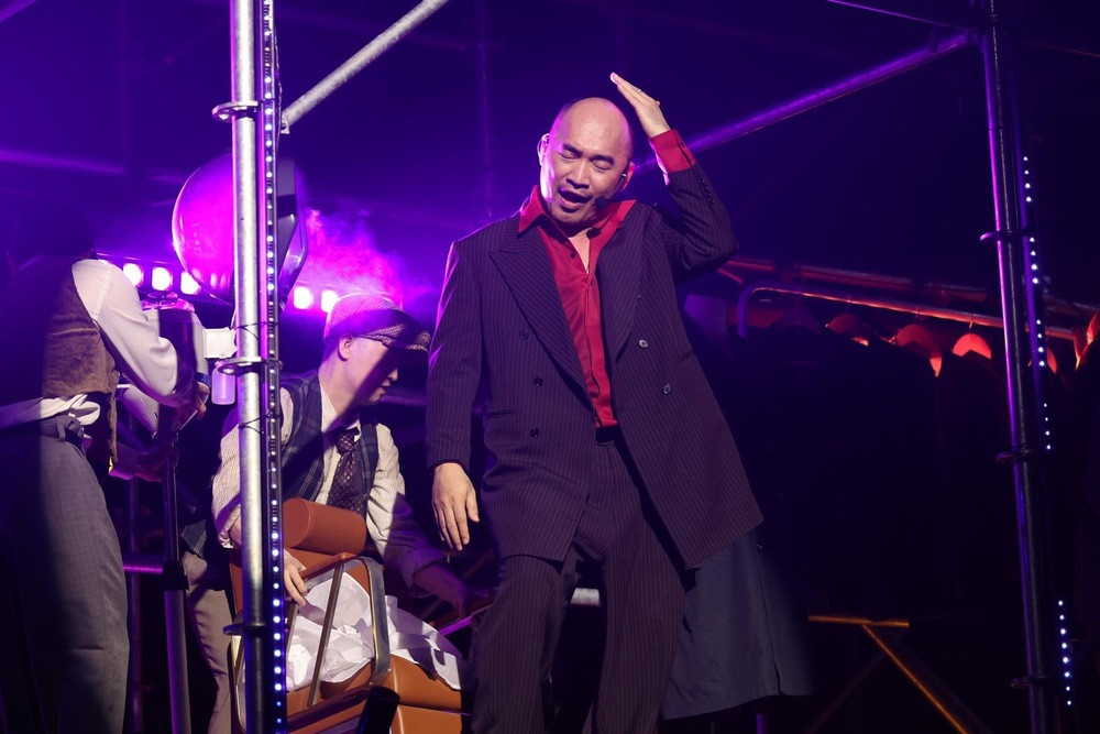 Sau mỗi tập, Thu Trang lại cập nhật loạt khoảnh khắc hài hước của ông xã. Cô viết: "Chồng tôi nhảy xong cả làng cười. Tập trước vừa hát vừa khóc. Tập này vừa nhảy vừa cắn lưỡi".