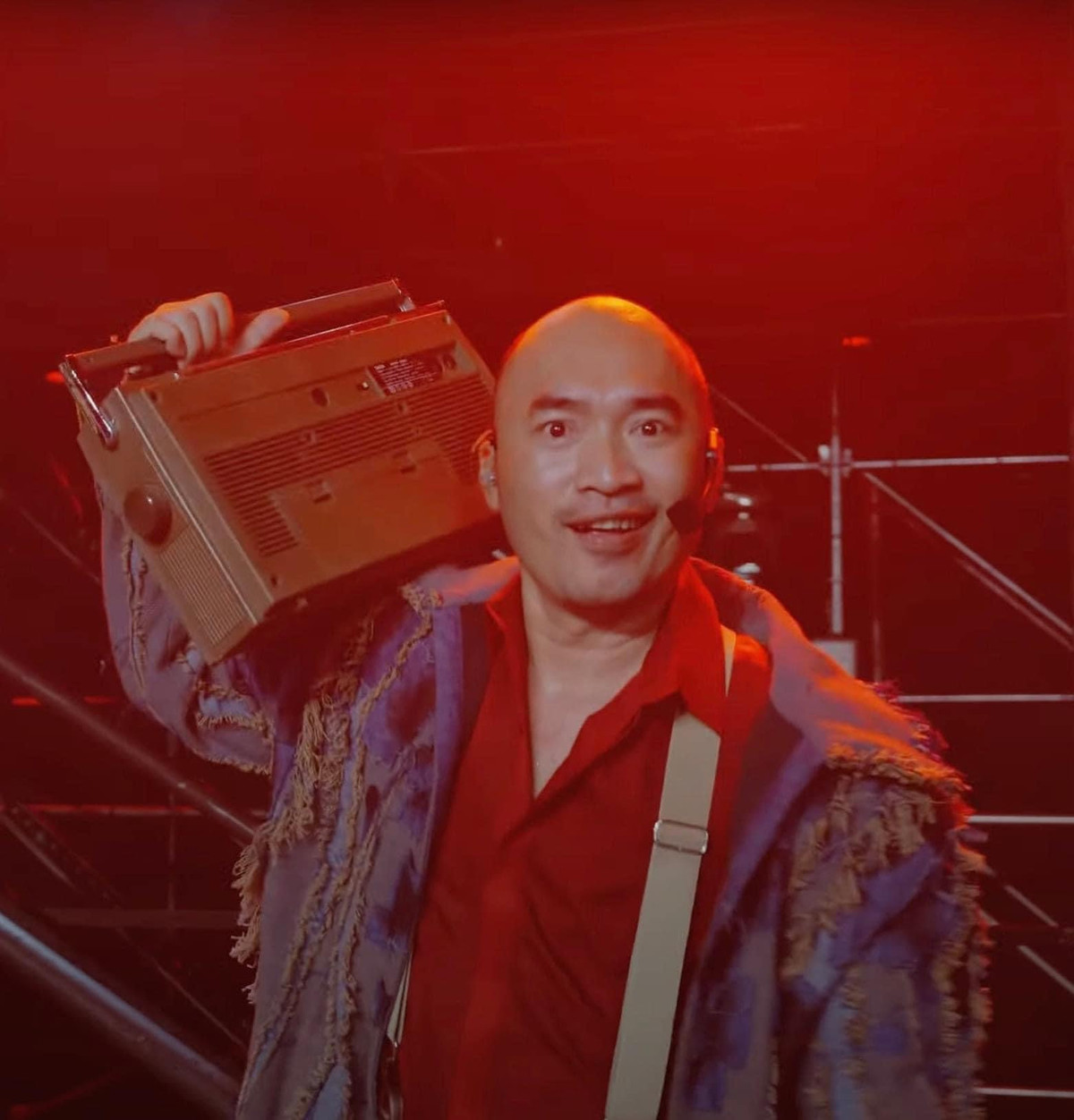 Thu Trang cho biết: "Tôi tự hào khi thấy chồng bứt phá, bước qua được vùng an toàn của bản thân. Tuy nhiên, chúng tôi đang eo hẹp thời gian vì ông xã tham gia 'Anh trai vượt ngàn chông gai', song song đó còn một dự án phim Tết đang lên kế hoạch. Tôi hay nói đùa, mong anh Luật bị loại sớm để... về phụ việc nhà".