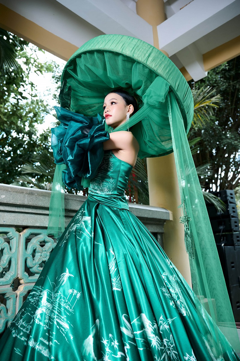 Vào trung tuần tháng 9 vừa qua, Hải Phương cũng tham gia trình diễn tại Cosmo The Show – chương trình thời trang trong khuôn khổ đêm thi Trang phục dân tộc của cuộc thi Miss Cosmo 2024 – Hoa hậu Hoàn vũ Quốc tế 2024. 