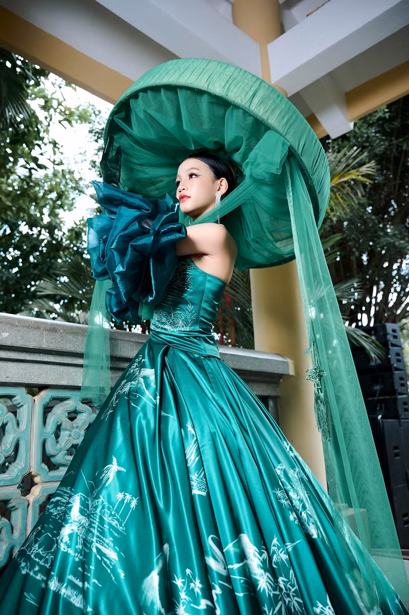 Vào trung tuần tháng 9 vừa qua, Hải Phương cũng tham gia trình diễn tại Cosmo The Show – chương trình thời trang trong khuôn khổ đêm thi Trang phục dân tộc của cuộc thi Miss Cosmo 2024 – Hoa hậu Hoàn vũ Quốc tế 2024. 