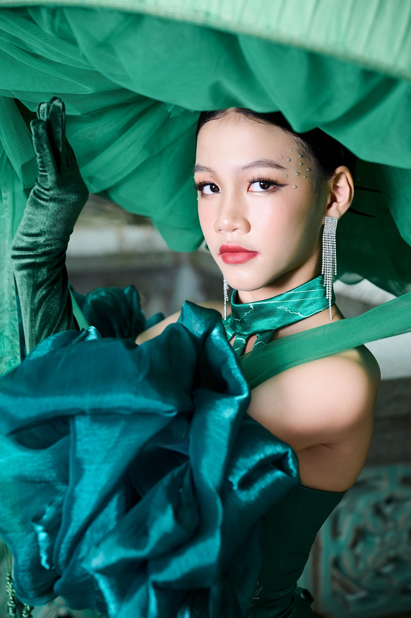 Gương mặt thanh tú, có nét “lai Tây” cùng chiều cao vượt trội và đặc biệt là sự tự tin, phong cách biểu diễn thần thái, cô bé thực sự tỏa sáng trên sân khấu. Sự kết hợp ăn ý từ trang phục cho đến catwalk của hai người mẫu thuộc hai thế hệ đã tạo nên một vẻ đẹp lộng lẫy, duyên dáng mà rất hiện đại, góp phần quan trọng làm nên màn trình diễn Họa giang sơn thành công.