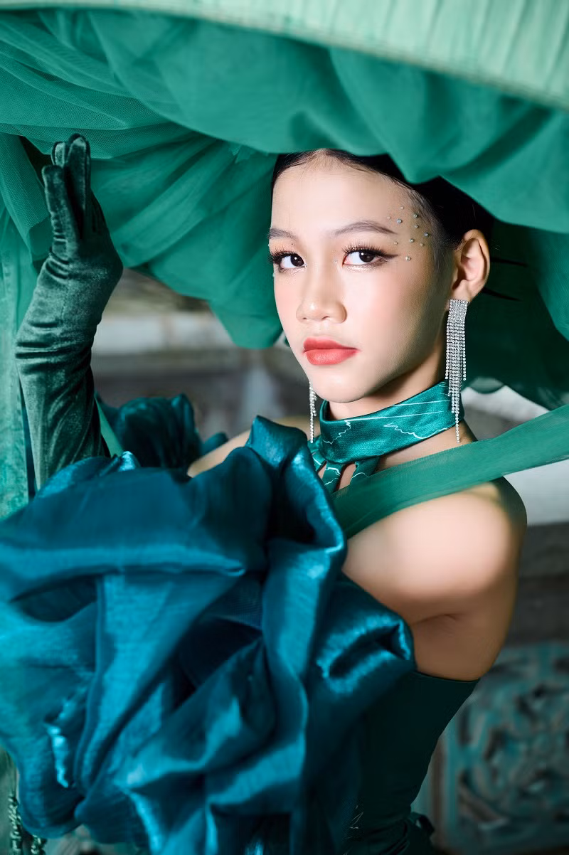 Gương mặt thanh tú, có nét “lai Tây” cùng chiều cao vượt trội và đặc biệt là sự tự tin, phong cách biểu diễn thần thái, cô bé thực sự tỏa sáng trên sân khấu. Sự kết hợp ăn ý từ trang phục cho đến catwalk của hai người mẫu thuộc hai thế hệ đã tạo nên một vẻ đẹp lộng lẫy, duyên dáng mà rất hiện đại, góp phần quan trọng làm nên màn trình diễn Họa giang sơn thành công.