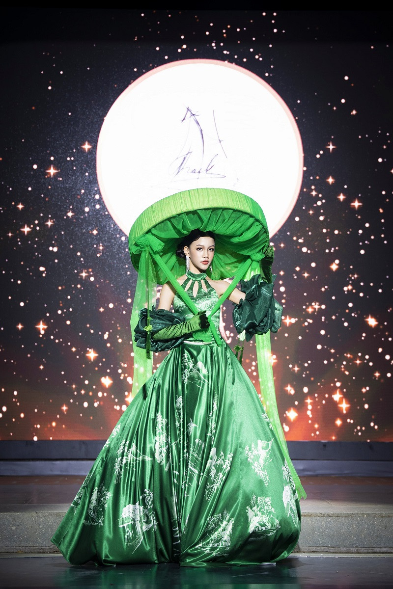 Hình ảnh lộng lẫy của mẫu nhí 12 tuổi Hải Phương trên sân khấu.