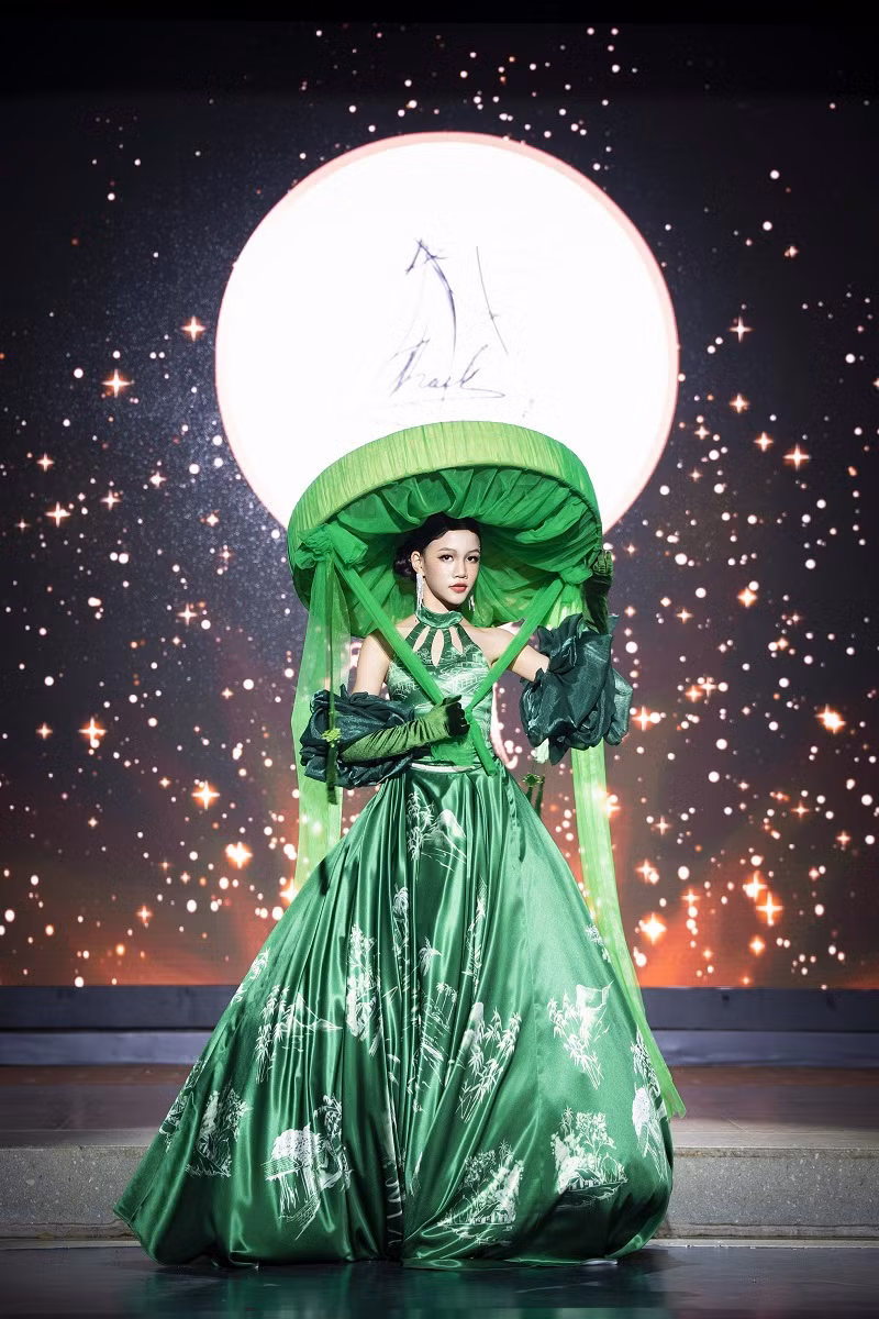 Hình ảnh lộng lẫy của mẫu nhí 12 tuổi Hải Phương trên sân khấu.