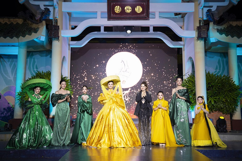 NTK Thạch Linh và dàn người mẫu trong chương trình.