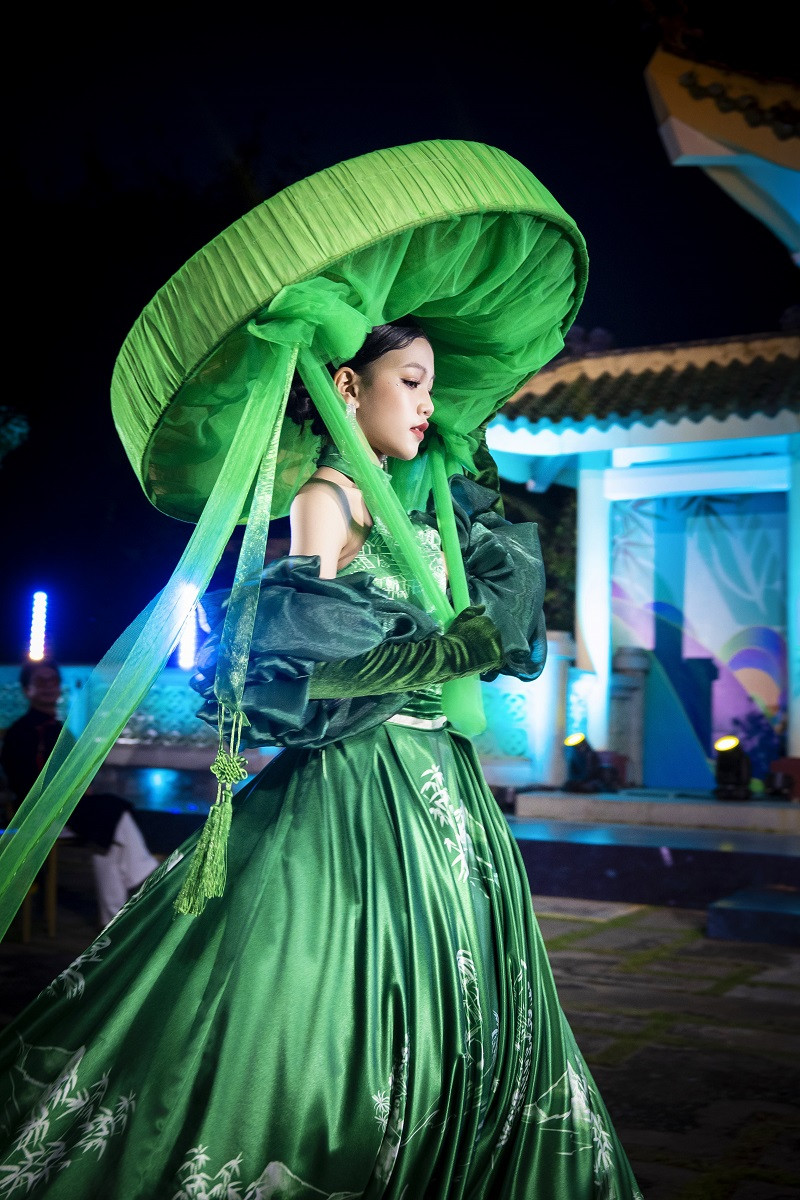 Từ nhỏ, cô bé đã sớm thể hiện năng khiếu hát, múa, trình diễn thời trang… và được mẹ hết lòng ủng hộ.