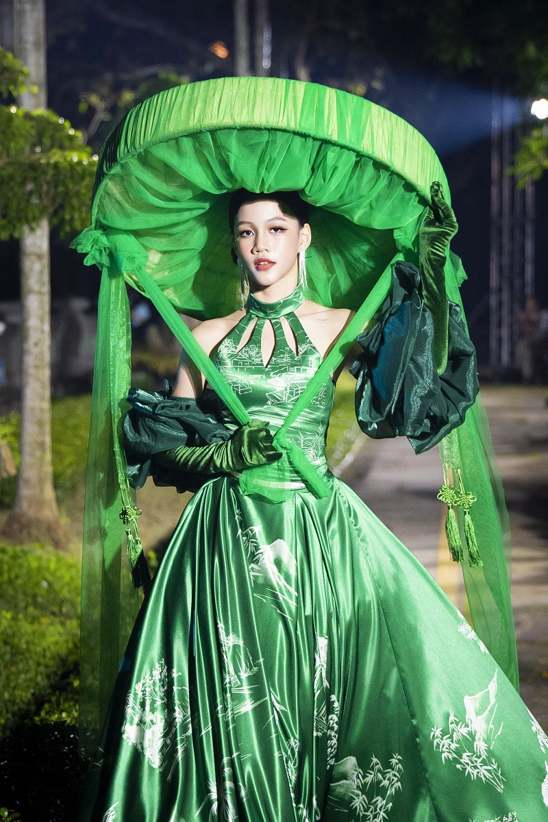 Mẫu nhí Phạm Hoàng Hải Phương sinh năm 2012, hiện là học sinh lớp 7 trường Dewey Hải Phòng.