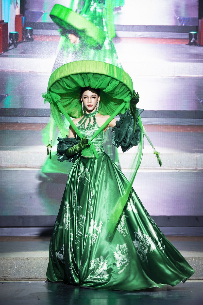 Trước khi đảm nhận vị trí vedette cùng siêu mẫu Vũ Thu Phương, mẫu nhí đất Cảng từng giành giải Vàng nhóm múa tập thể trong cuộc thi Asia Arts Festival, tham gia trình diễn trong các show thời trang lớn như Hello Tinh hoa và Tinh anh, Giao thời…