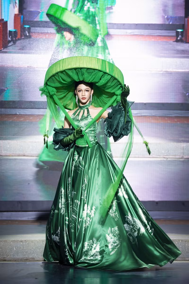 Trước khi đảm nhận vị trí vedette cùng siêu mẫu Vũ Thu Phương, mẫu nhí đất Cảng từng giành giải Vàng nhóm múa tập thể trong cuộc thi Asia Arts Festival, tham gia trình diễn trong các show thời trang lớn như Hello Tinh hoa và Tinh anh, Giao thời…