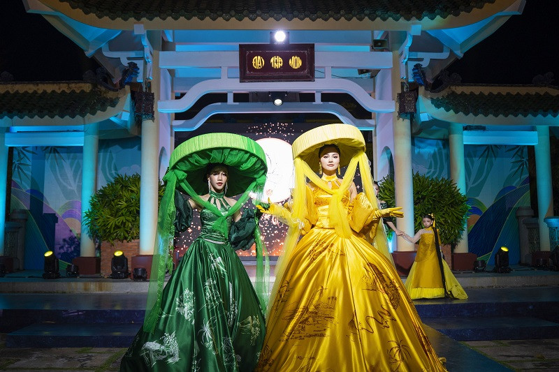 Đảm nhận vai trò vedette của BST Họa giang sơn là siêu mẫu Vũ Thu Phương và Model Kid Phạm Hoàng Hải Phương. Trong đó, thiết kế màu xanh lá của Hải Phương lấy ý tưởng từ màu của rừng, của cỏ cây thiên nhiên tươi đẹp, còn thiết kế màu vàng của Vũ Thu Phương tượng trưng cho ánh nắng chan hòa, cho niềm tin và hy vọng.