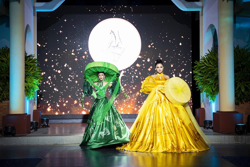 Với kinh nghiệm sân khấu dày dạn, mỗi bước catwalk của Vũ Thu Phương đều rất chuyên nghiệp, điệu nghệ. Nhưng mẫu nhí 12 tuổi Hải Phương cũng thu hút ánh nhìn không kém khi cùng trình diễn với nữ siêu mẫu.