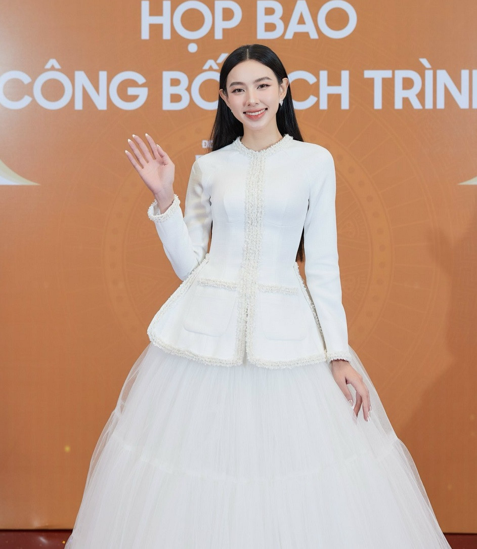 Diện váy trắng, Hoa hậu Thùy Tiên hút sự chú ý với nhan sắc rạng rỡ.