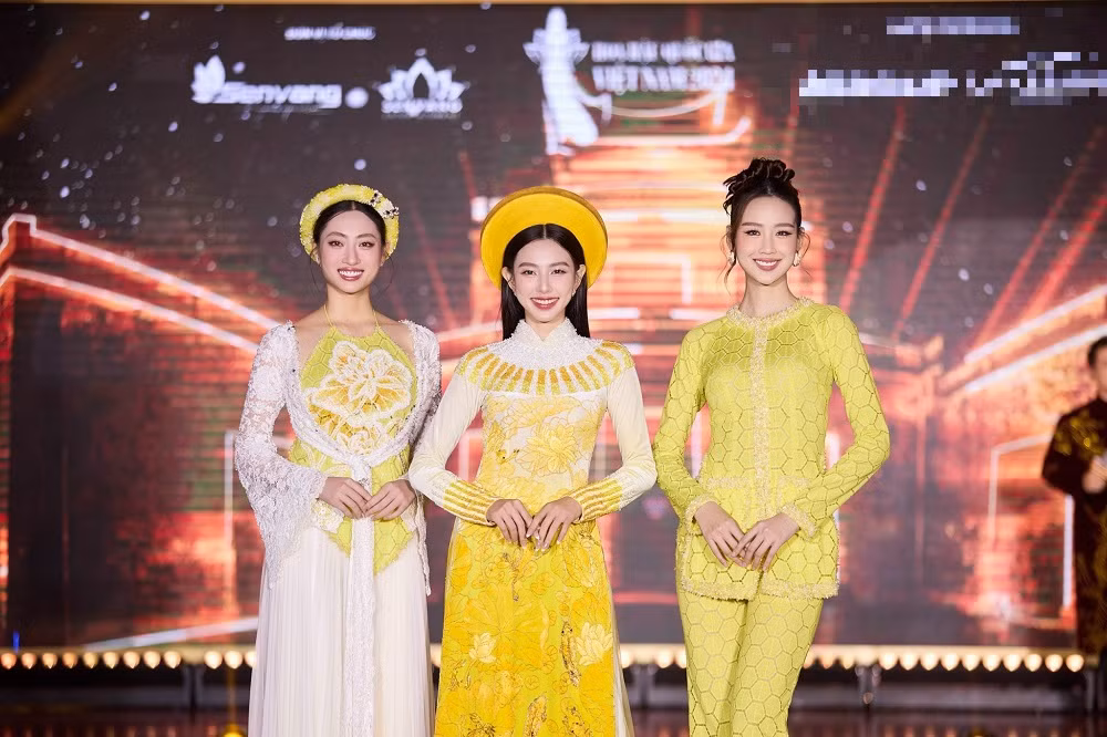 Trong họp báo, Hoa hậu Thùy Tiên, Lương Thùy Linh, Bảo Ngọc xuất hiện trên sân khấu với các trang phục đại diện 3 miền đến từ NTK Bảo Bảo. Cả 3 đảm nhận vai trò giám khảo và đại sứ của cuộc thi Hoa hậu Quốc gia Việt Nam 2024.