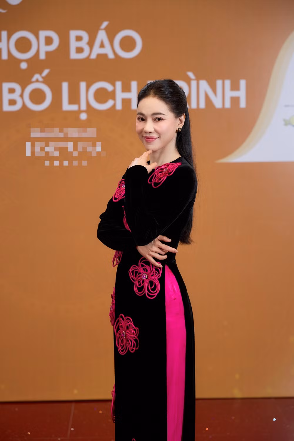 "Hoa hậu Quốc gia Việt Nam tôn trọng nét đẹp khác biệt của các thí sinh. Cuộc thi có những phần thi mà trước giờ chưa làm là các phần thi đề cao nét đẹp về công dung ngôn hạnh, các phần thi cắm hoa, nấu ăn. Chúng tôi sẽ làm sao để các phụ huynh yên tâm con em mình không chỉ học giỏi mà còn hoàn thiện các kỹ năng khác với sự nết na, khéo léo đúng mong đợi của bố mẹ, ông bà", bà trùm hoa hậu bày tỏ.