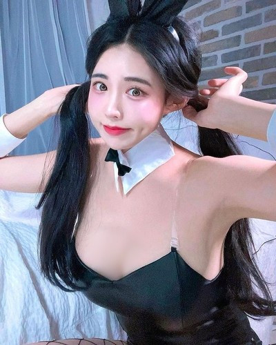 Cô nàng gây chú ý nhờ gương mặt xinh đẹp như hot girl truyện tranh và thân hình bốc lửa, nóng bỏng.