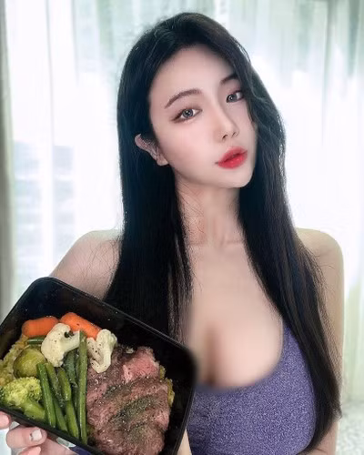 Qua những hình ảnh, có thể thấy hot girl gợi cảm Loyewe sở hữu gương mặt xinh đẹp, tinh tế với đường nét như được đắp nặn.