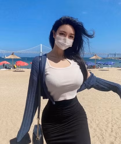 Điều này cho thấy sức hút của hot girl người Hàn luôn được duy trì. Mọi người ngưỡng mộ và ca ngợi nhan sắc cùng thân hình của cô.